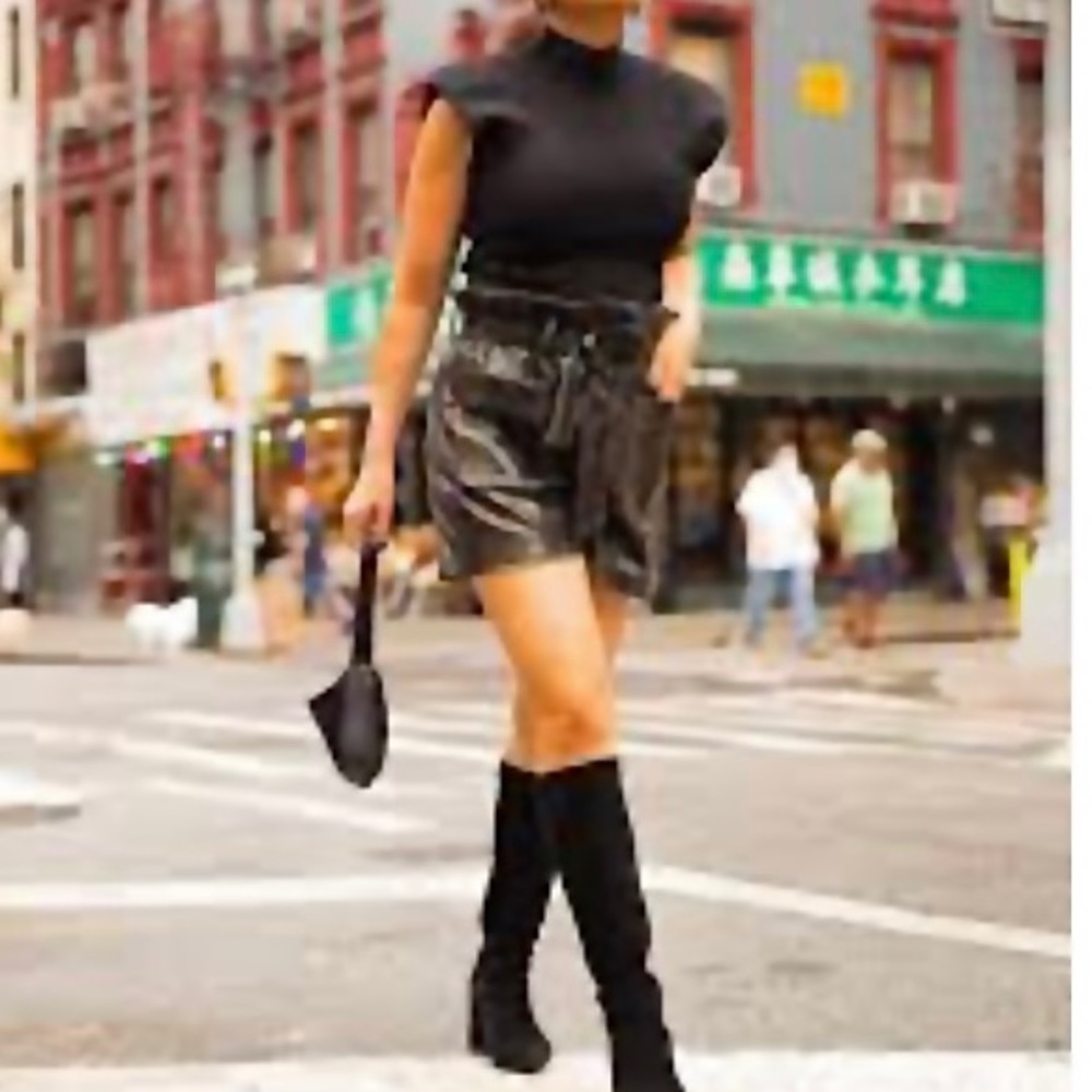 Blank NYC Vegan Snakeskin Print Paperbag Shorts
High Waisted Patch Pockets